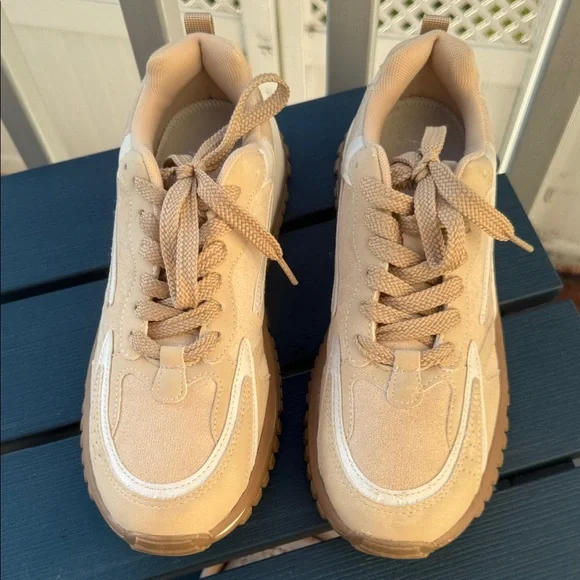 NWOT Women’s Blowfish Malibu sneakers - Picture 3 of 10